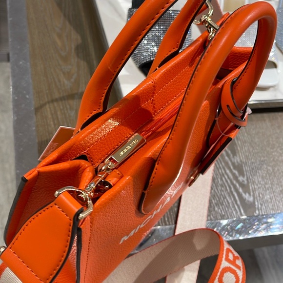 Michael Kors Mirella Sm Pebbled Leather Shopper Top Zip Crossbod XBODY
Poppy
NWT - Picture 10 of 16